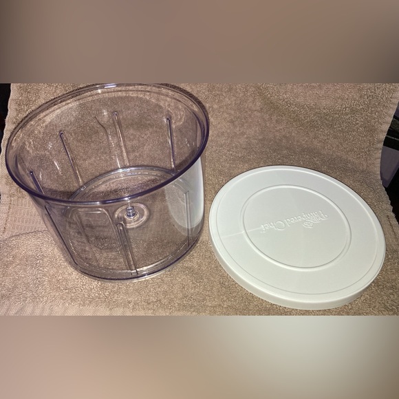 COPY 2 - PAMPERED CHEF MANUAL FOOD PROCESSOR REPLACEMENT 3 CUP BOWL INCLUDES LID - Picture 2 of 10